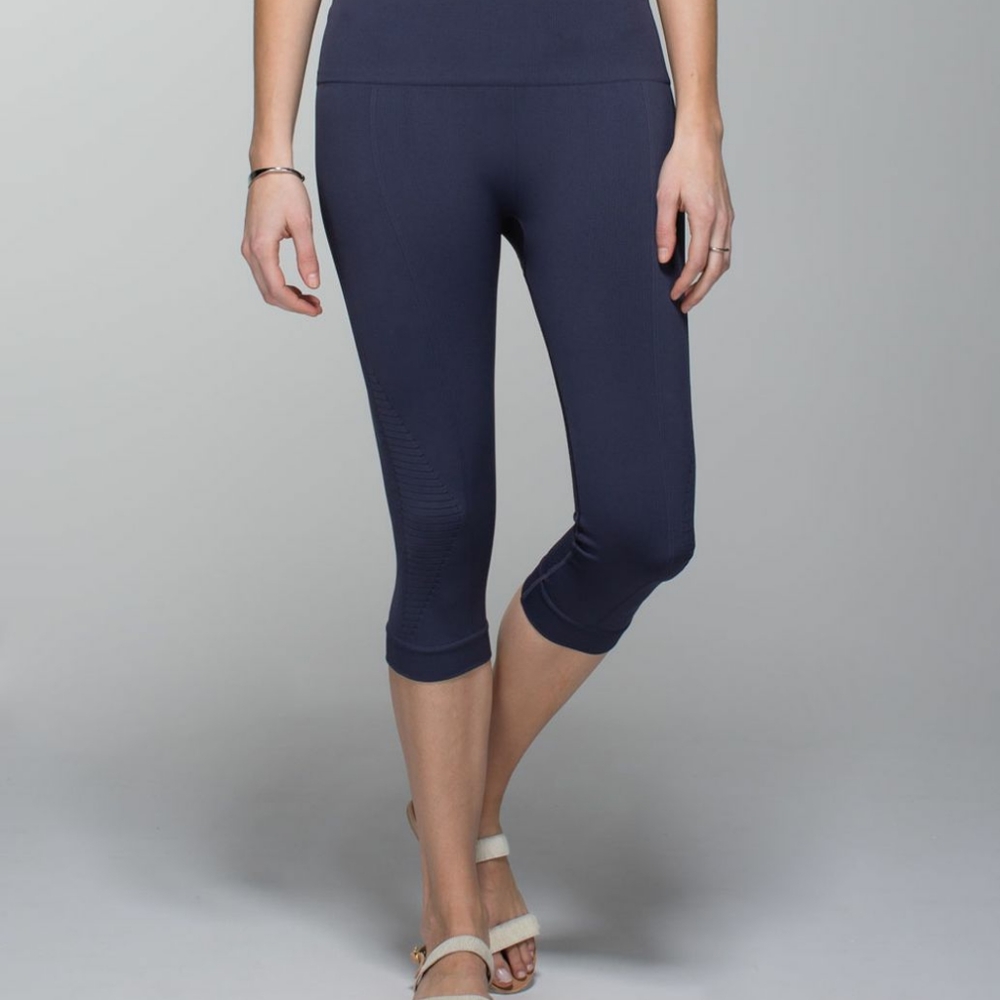 EUC - Lululemon in the Flow Crop Leggings - Color: Navy - Size 4